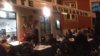 裏通りのレストラン街にあるお店です