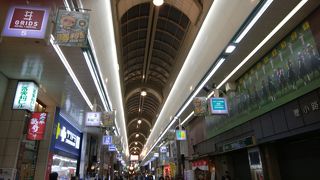 観光客向けの大規模な商店街