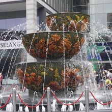 入り口で噴水が勢いよく水を出しています