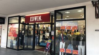 ジーンズ以外も充実