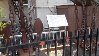 両国小学校に一角にあります。