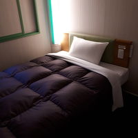 ベッド横のプラグが便利