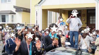 駅東側で高木姉妹のパレード（2018年4月22日）