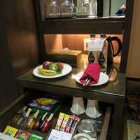 冷蔵庫上のバーコーナー、フルーツ、コーヒー、紅茶、水は無料