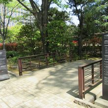 庭園出入口 (大隈記念講堂は右手) 