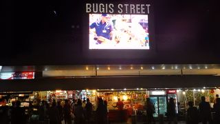 ブギスストリートを通り抜ける