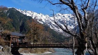 河童橋と穂高連峰を一緒に見ると絵葉書で見た風景です。