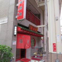 手前に鳥かごがあります