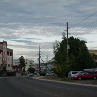 メインの道路沿いにホテルはあり、並びにスーパーがあり便利。