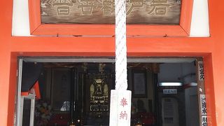 銅像のある洞窟