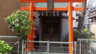 吉良邸跡の場所の斜め角にあります。