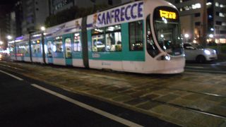 路面電車として　市内を走っています