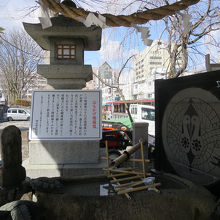 神門下、右手にはおもかげ地蔵尊