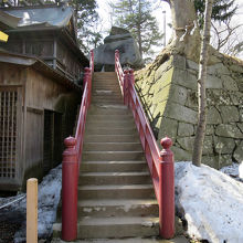 拝殿横の階段で、本殿背後にある烏帽子岩へ