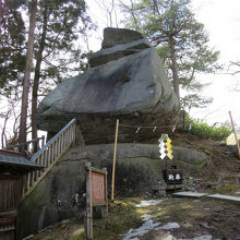 巨大な烏帽子岩は、まさに烏帽子