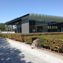 近代的な建物でミュージアムショップも有ります。