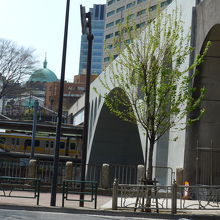 外堀通りの下を歩いて秋葉原方面からの聖橋