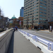 聖橋をニコライ堂方面へと渡ります