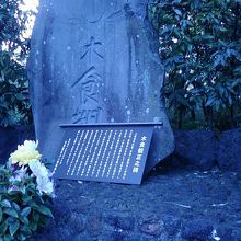 道の脇にあります。