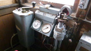 朱色の懐かしい列車だわー