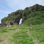 波の立つ海岸が迫っている大きな穴が開いている奇岩で、子宝に恵まれない女性がこの岩に拝むとご利益があると古来から言い伝えられているパワースポットです。