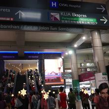 駅からエスカレーターを登ると店内です