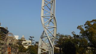 白い鉄塔の上に時計がついていて　目立つのですぐわかります。