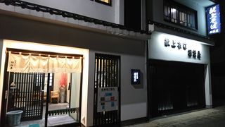 お店の周辺は暗い