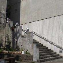 九段教会の入口です。入口の扉までには、やや長い階段があります