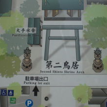 靖国神社の第二鳥居は、神社のほぼ中央にあり、駐車場の傍です。