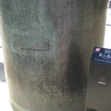 靖国神社の第二鳥居の傍には、案内用の標識が置かれています。