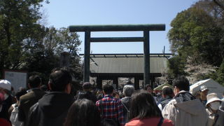 靖国神社の大鳥居と大村益次郎の像をさらに進むと、第二鳥居に至ります。