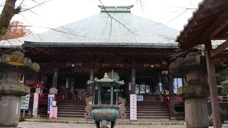 赤い五重塔が目立ちます