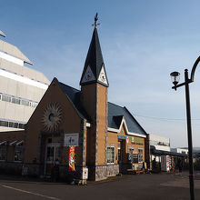 駅舎の中に喫茶店と観光案所があります