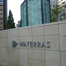 御茶ノ水川から来たWATERRASの入口風景