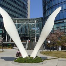 ワテラスコモン広場のアート