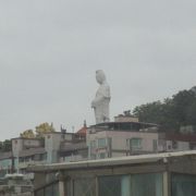 船上から見えた大仏禅寺は、基隆市中正公園寿山の頂上にあり、高くそびえる観音仏像で有名です。