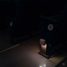 緩やかな 傾斜なので、前の人の頭が気になります