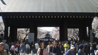 靖国神社の神門は、第二鳥居の傍にあり、拝殿の手前の参道上に、あります。