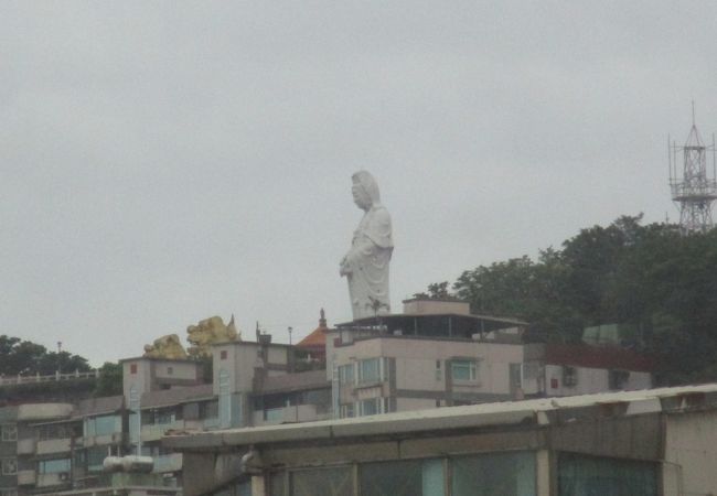 船上から見えた大仏禅寺は、基隆市中正公園寿山の頂上にあり、高くそびえる観音仏像で有名です。