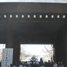 靖国神社を近くで見ますと、垂木の端部が印象的で、端正です。