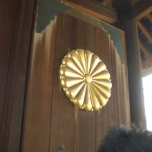 靖国神社の神門の扉には、菊のご紋章が付けられています。
