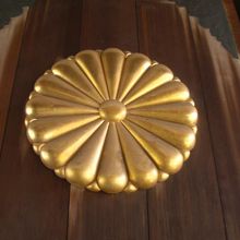 神門の扉に付けられているのは、十六八重表菊のご紋章です。