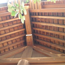 神門の上部の屋根を下から見ています。端部の白色は、虫よけです