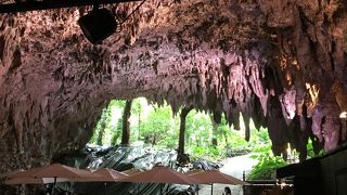 ひんやりとした鍾乳洞カフェ