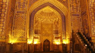 金の茶室ならぬ、黄金の礼拝堂