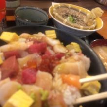 丼に豚汁があいます