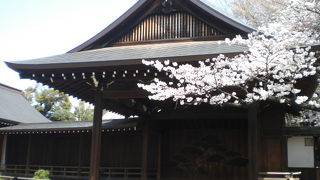 靖国神社の能楽堂は、神門を潜るとすぐ右側にあります。伝統を感ずる建物です。