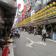 午前中の早めに時間に訪れましたが、夜市の屋台の一部は開きかけていました。