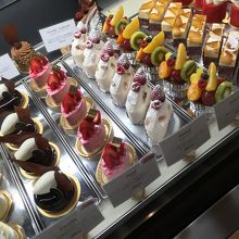 ショーケースに並ぶ美しいケーキたち